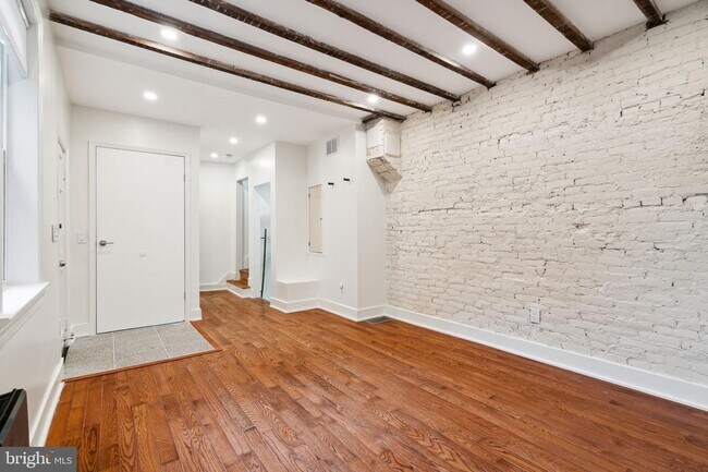Building Photo - 136 Carpenter St