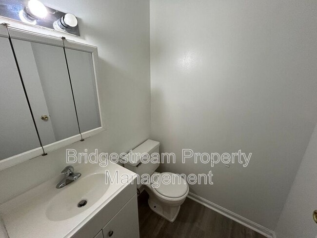 Building Photo - 953 Taylorsview Dr