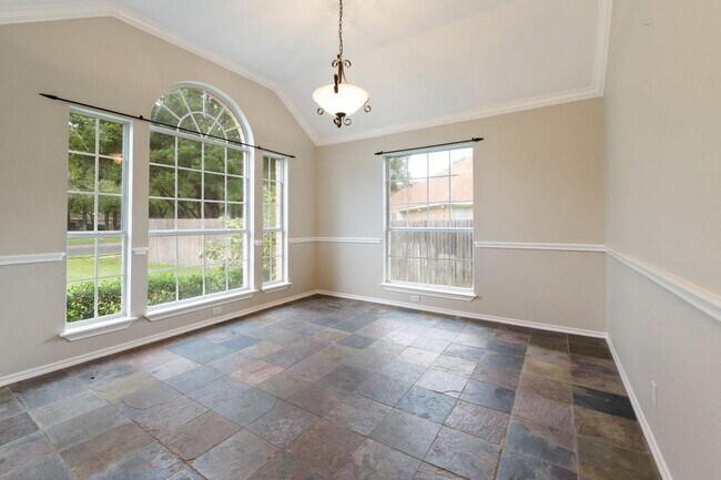 Building Photo - 2110 Red Oak Cir