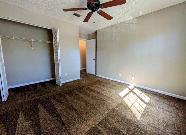 Building Photo - "NOW AVAILABLE! Spacious 3-Bedroom Townhouse Retreat with 2.5 Baths in Orange Park Awaits!"