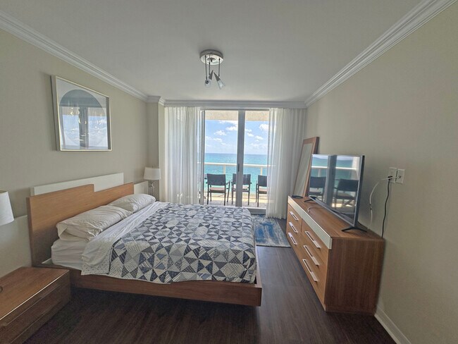Building Photo - Stunning furnished 3-bedroom, 3-bathroom c...