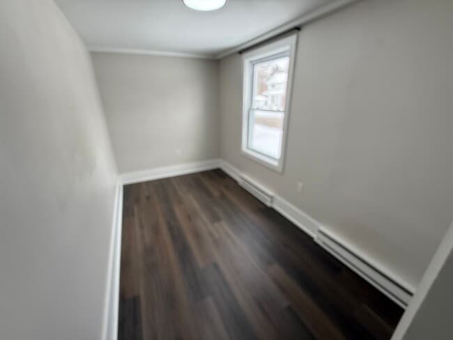 Building Photo - 3 bedroom, 1 bath Centrally located in town