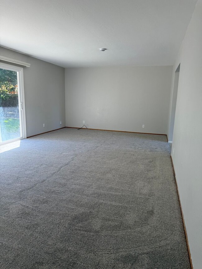 Building Photo - Spacious Waverly Park Home