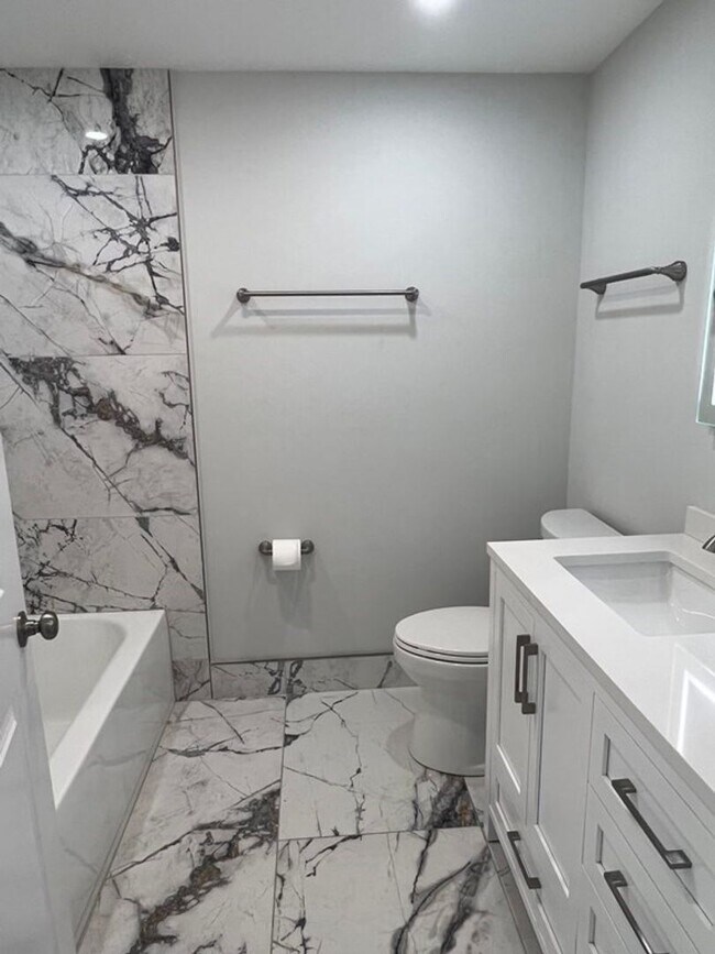 Building Photo - Huge 4 Bed 2 Bath in Dorchester