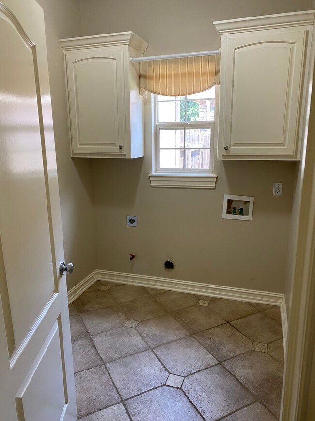Building Photo - 8664 E 103rd St