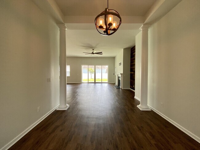 Building Photo - Three Bedroom Home In Heritage New Riversi...