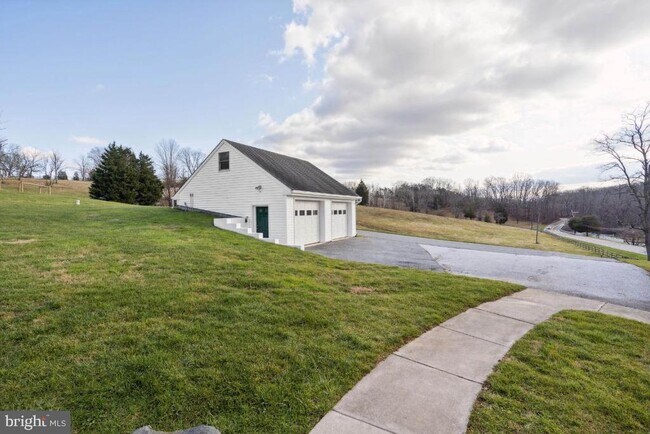 Building Photo - 15615 Falls Rd
