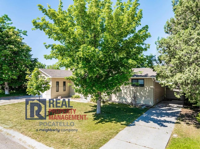 Building Photo - 5 Bedroom Home - University Area - Must See - Pet (dog) Negotiable