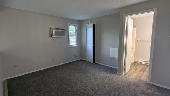 Building Photo - 819 Kerns Dr NE