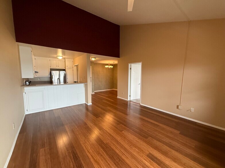 Building Photo - 6930 Hyde Park Dr