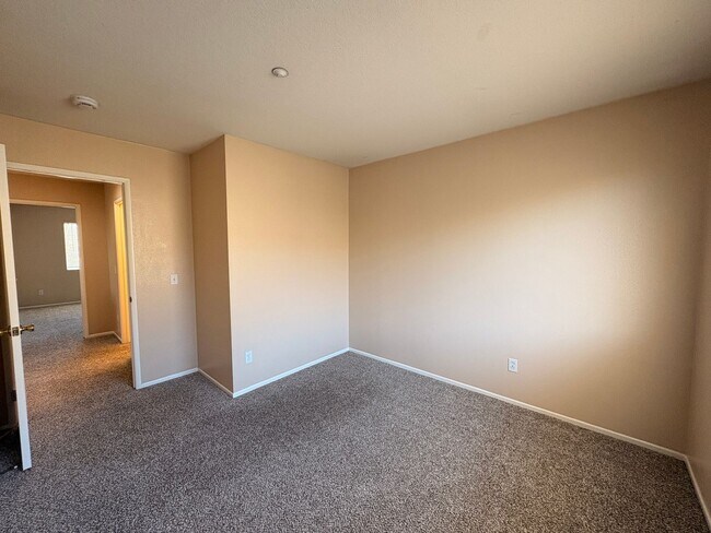 Building Photo - 4 Bed, 2.5 Bath in Riverside!