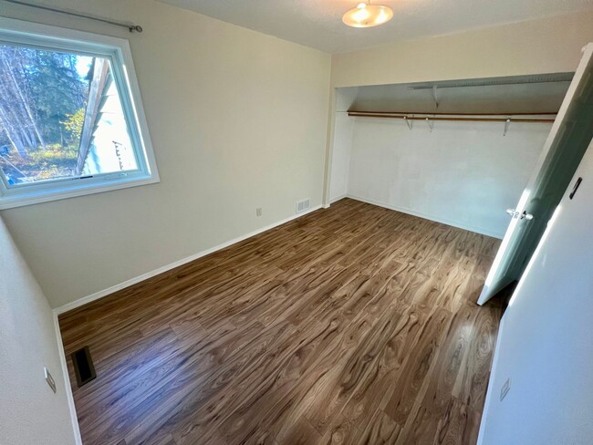 Building Photo - 2 Bedroom Duplex / Heat Included / Sorry n...