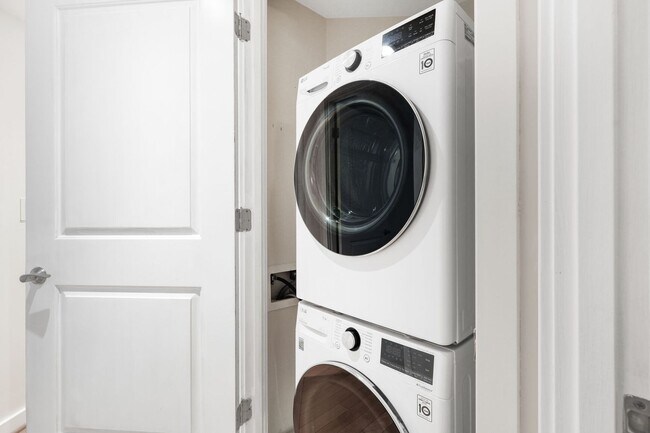 Building Photo - Modern 2br/2ba at Navy Yard