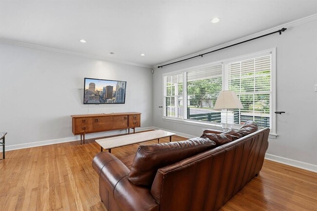 Building Photo - 2635 W 45th St