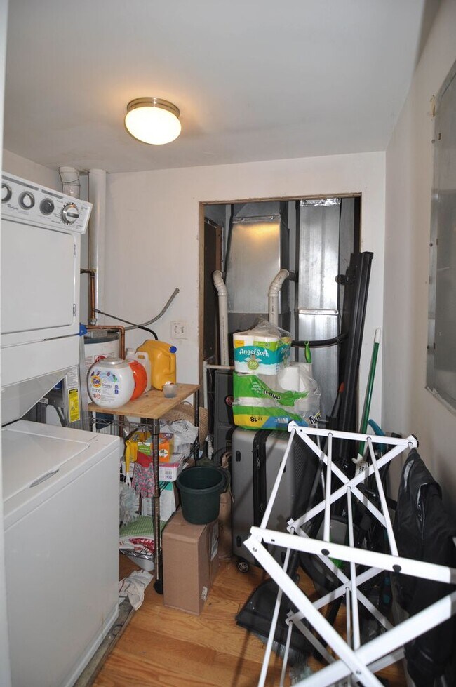 Building Photo - Wicker Park Large Sunny 3 Bed. In-Unit Laundry, FREE Fast Internet. Central Heat & A/C, Hardwood ...