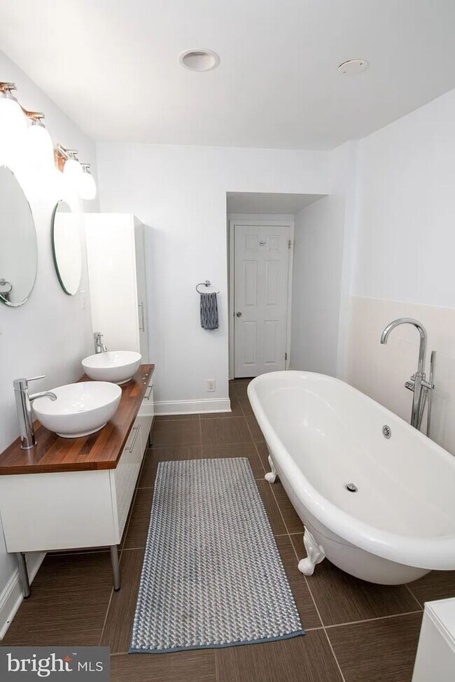 3rd Floor Full Bath 2 - 3803 Sharp St