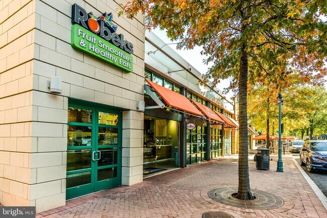 Building Photo - 2505 S Kenmore Ct