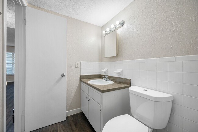 Building Photo - Spacious 1 Bed-1Bath apartment in the hear...