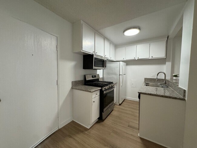 Interior Photo - 14220 Burbank Blvd