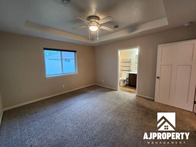 Building Photo - 3-bedroom 2-bathroom townhome