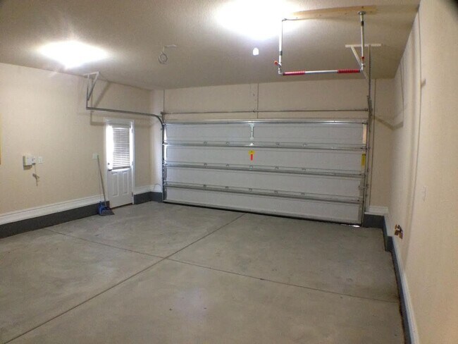 Building Photo - Spacious 4-bedroom, 3-bathroom home in Che...