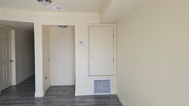 Building Photo - All Bed& Bath at 1st ,2 car Assigned Parking Space at back with access alley,tile &laminate floor...