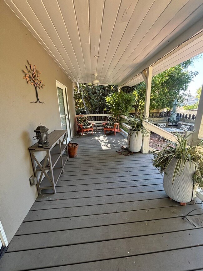 Building Photo - La Crescenta 3 bedroom 2 bath updated home.
