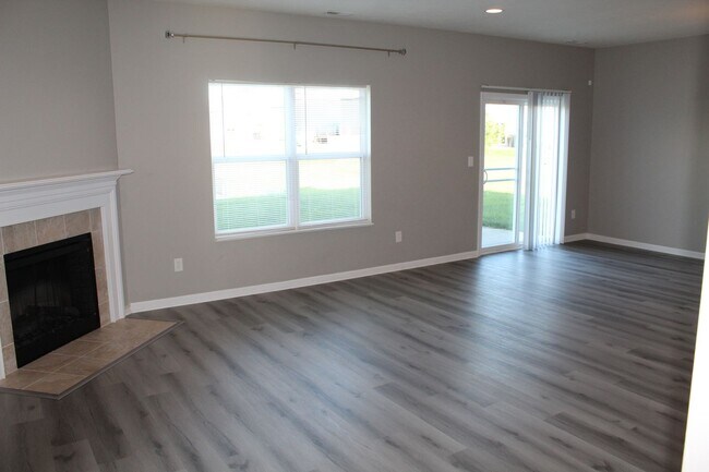 Building Photo - Spacious 5 Bedroom Home in Avon.