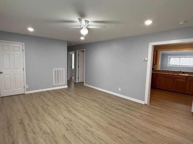 Building Photo - Great Rossville Home