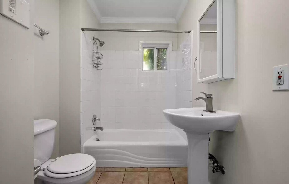 Building Photo - 5333 5th Ct S