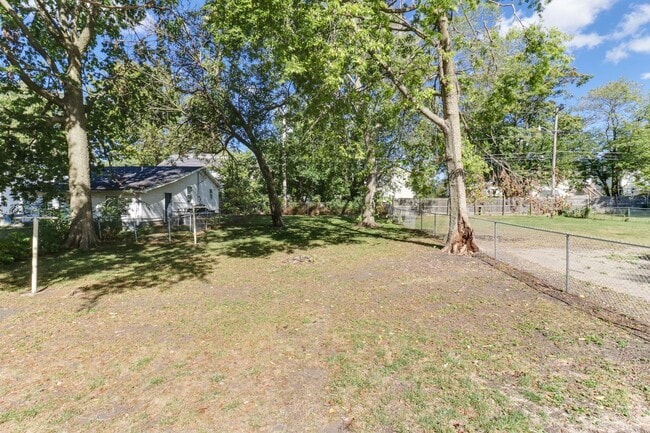 Building Photo - Renovated 2 Bedroom Home!