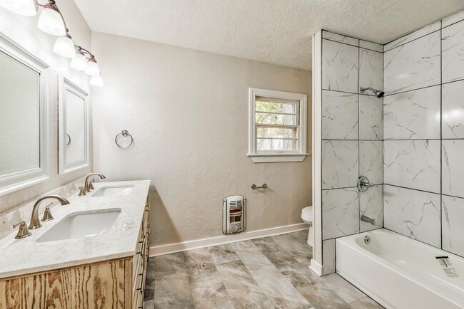 Building Photo - 104 N Pecan St