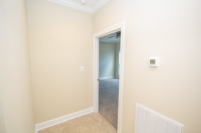 Building Photo - Home in Athens City! *HANDICAP ACCESSIBLE*