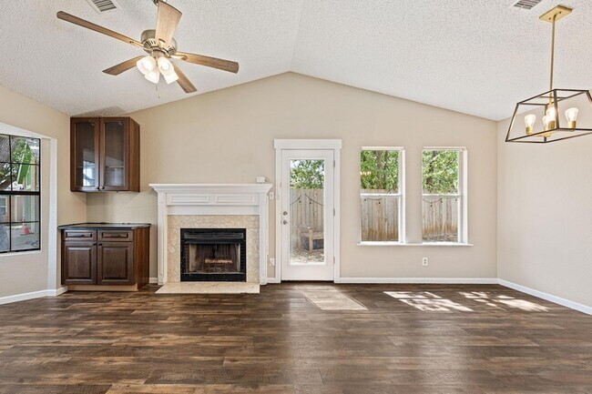 Building Photo - 906 Oleander Ln