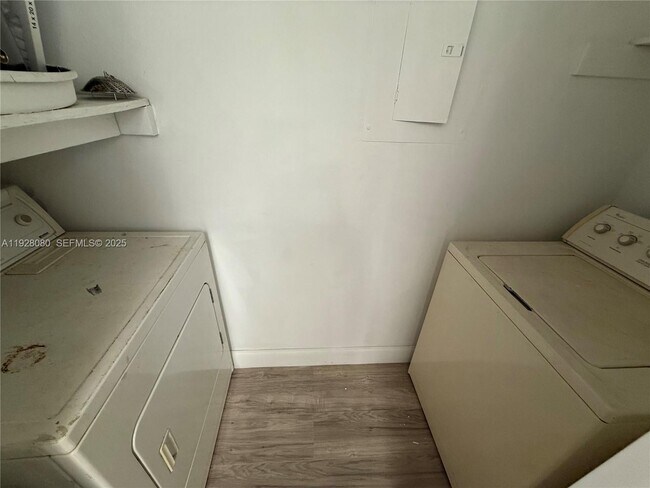 Building Photo - 4086 N Pine Island Rd