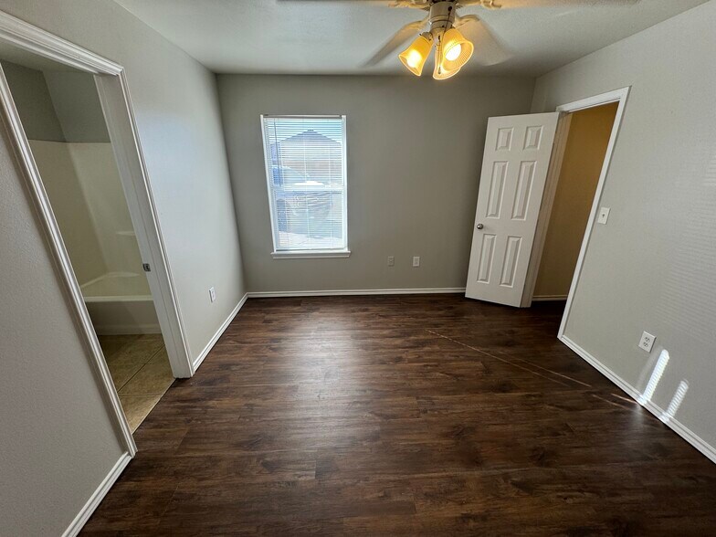 Building Photo - 534 N Brentwood Ave