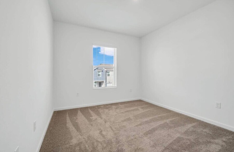 Building Photo - 2550 Skyline Lp