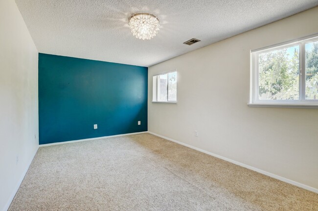 Building Photo - $3,200.00 - 3 Bedrooms, 2 Bathrooms, Singl...