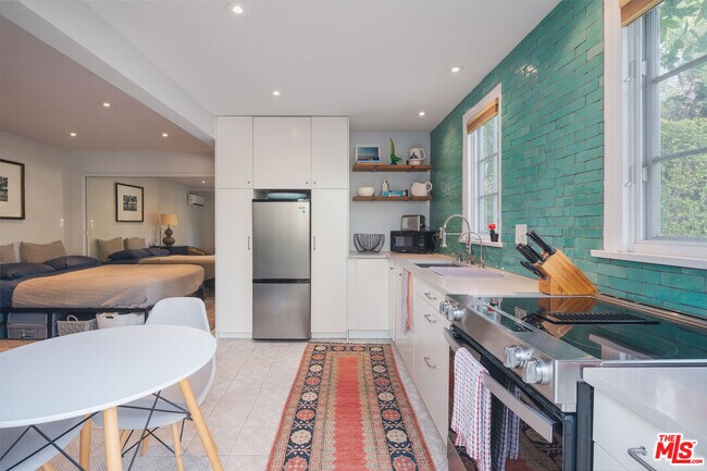 Building Photo - 513 N Mansfield Ave