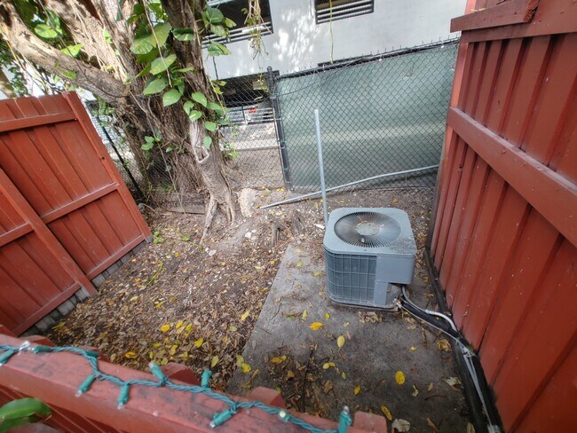 Building Photo - 1901 NW S River Dr