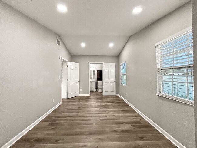 Building Photo - Coastal Waterfront Living in Apollo Beach – 3 Bed | 2 Bath