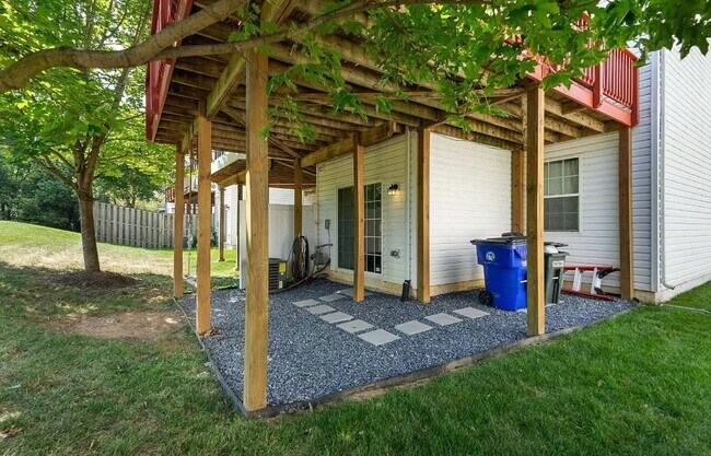 Building Photo - 3 level End Unit townhouse w/bump out in B...