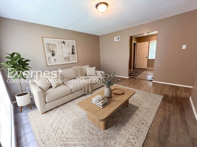 Building Photo - 3 Bed/1 Bath Home with Off-Street Parking / Pet-Friendly / Vouchers Accepted / Available Now!