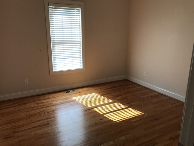 Building Photo - 4 bd 2 bth all brick w/ 2 car garage located on a 1 acre lot - lawn care, water, trash, washer/dr...