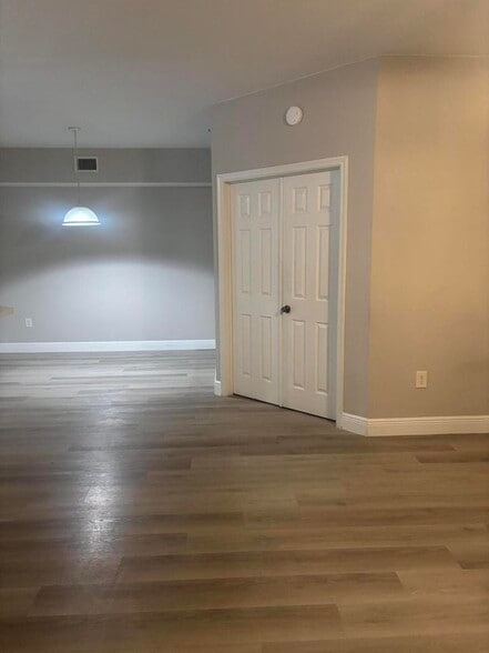 Building Photo - 350 Crestwood Cir