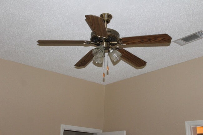 Building Photo - Executive 3 Bedroom / 2 Bath Home in Marianna, Florida