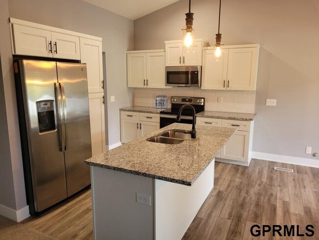 Building Photo - 3031 Lakeside Dr