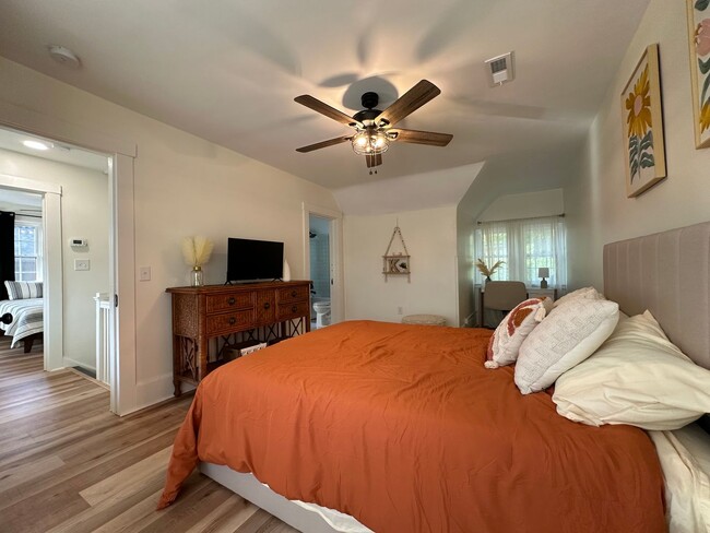 Building Photo - 3 bedroom, 2 bath, furnished Kingsport, TN