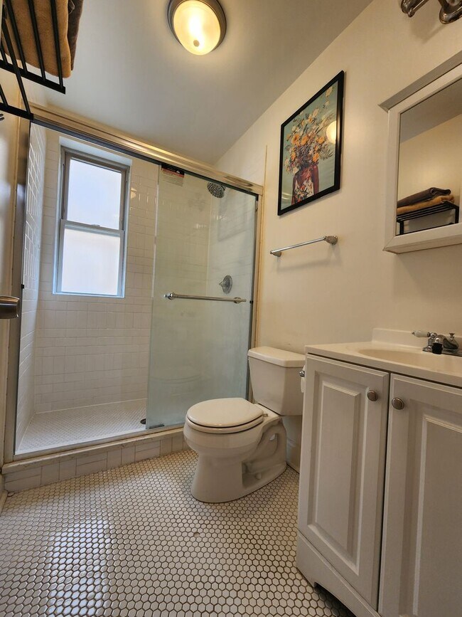 Building Photo - Large 2-bed/2-bath Apartment With Updated Kitchen and Large Living Room