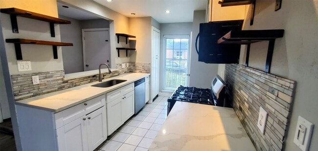 Building Photo - 15414 W Hampton Cir